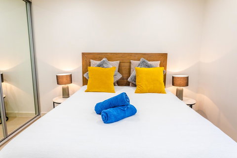 Near Train Station, New 2 BR Apt/free Parking - Holiday Find 20