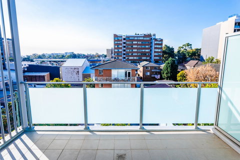 Near Train Station, New 2 BR Apt/free Parking - Holiday Find 37