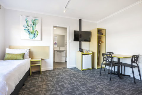 Nightcap At Hume Hotel - Holiday Find 16