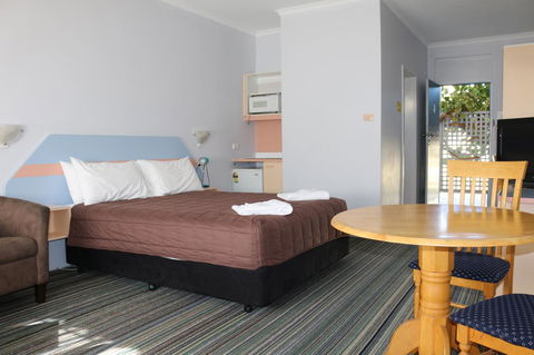 Golden Sands Motor Inn - Holiday Find 24