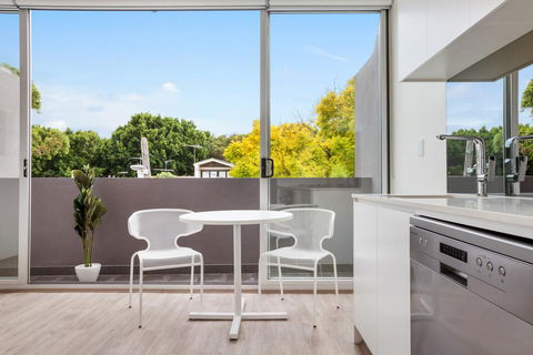 Bondi Beach Studio King Suite + Balcony - Holiday Find 2