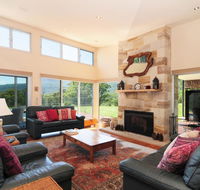 Bottlebrush Lodge - Great views and a pool - Holiday Find