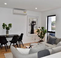 Brand New 2 Bed Apartment with Stunning City Views - Holiday Find