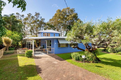 Bribie Beach House, Waterfront Directly Across The Road - Solander Esp, Banksia Beach - Holiday Find 0