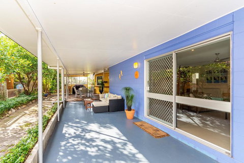 Bribie Beach House, Waterfront Directly Across The Road - Solander Esp, Banksia Beach - Holiday Find 3