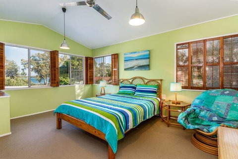 Bribie Beach House, Waterfront Directly Across The Road - Solander Esp, Banksia Beach - Holiday Find 1