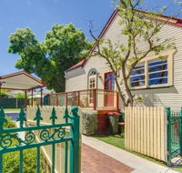 Bright 3-bedroom apartment - Central Armidale - Holiday Find