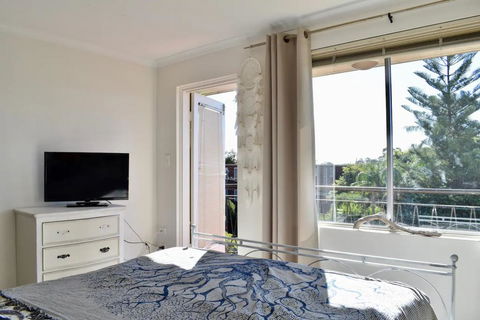 BRIGHT And Airy TOP FLOOR Apartment With FAB Views - Holiday Find 1