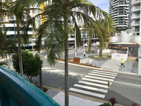 Broadbeach Private Apt With CHA - Holiday Find 0