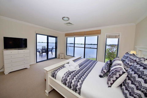 Brookwater- Waterfront On Lake Mulwala - Holiday Find 0