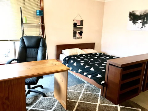 Budget Clayton Homestay - Holiday Find 2