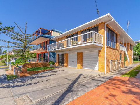 Burleigh Unit 2 -28 Clarence Street - Opposite Main Beach. - Holiday Find 3