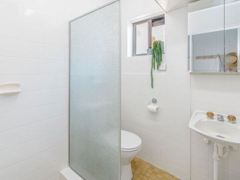 Burleigh Unit 2 -28 Clarence Street - Opposite Main Beach. - Holiday Find 2