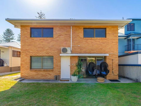 Burleigh Unit 2 -28 Clarence Street - Opposite Main Beach. - Holiday Find 1