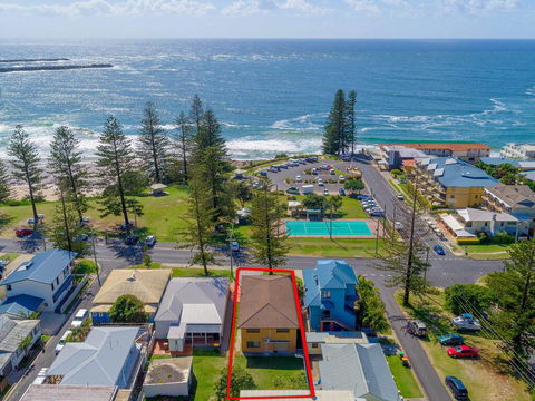 Burleigh Unit 2 -28 Clarence Street - Opposite Main Beach. - Holiday Find 0