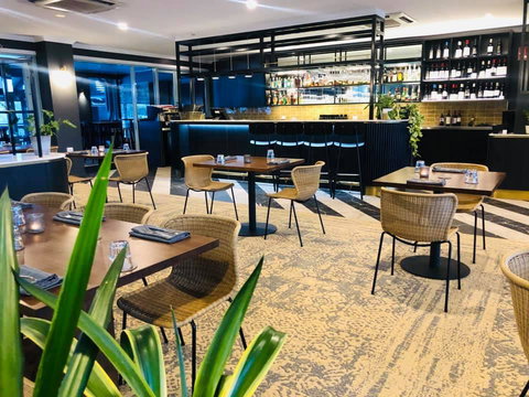 Burnett Riverside Hotel - Holiday Find 1