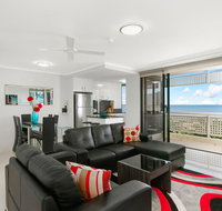 Cairns Luxury Seafront Apartment - Holiday Find