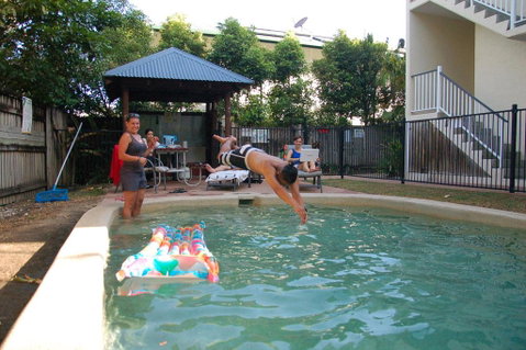 Cairns Sharehouse Apartment - Holiday Find 1