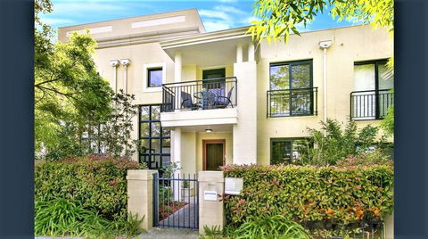 Campbelltown Most Sought After Park Central Home - Holiday Find 0