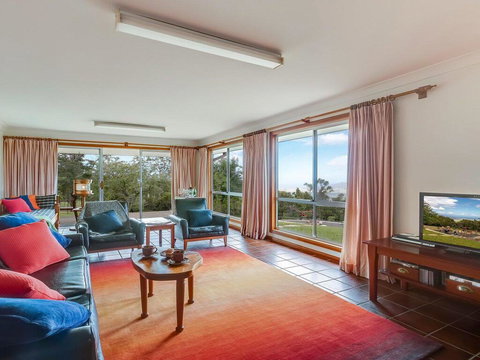 Captain's Lookout - Elevated Ocean Views, Rural Stay - Holiday Find 3