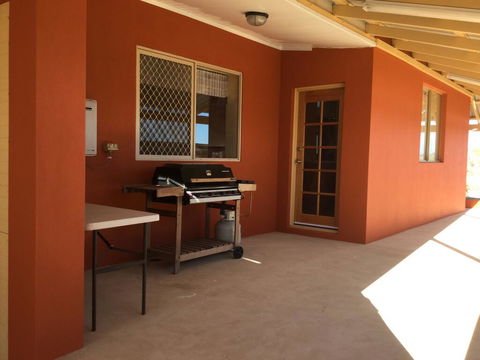 Caretakers Cottage Budget Accommodation - Holiday Find 0