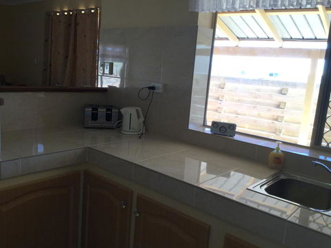 Caretakers Cottage Budget Accommodation - Holiday Find 3