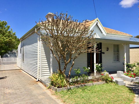 Carey Cottage - Holiday Find 0