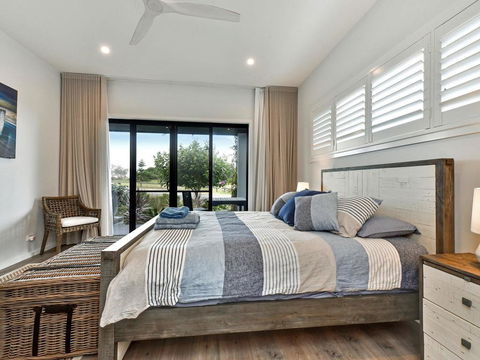 Caves Luxury Beachside Escape - Literally Across The Road From Surf Club - Holiday Find 3