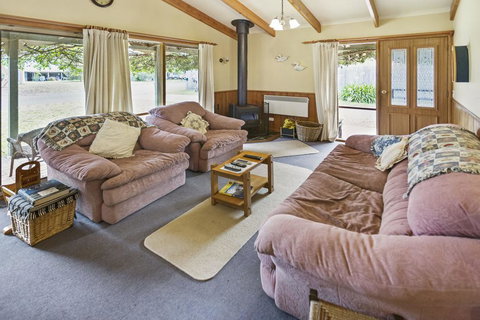 Cedar Cottage - Close To Water And Pet Friendly - Holiday Find 3