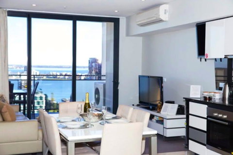 CENTRAL CBD EXEC STUNNING VIEW WIFI NETFLIX WINE - Holiday Find 1
