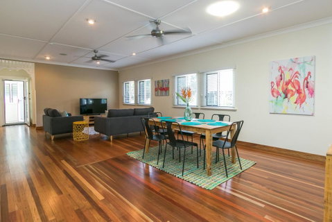 Charming Home By The Sea - Holiday Find 0