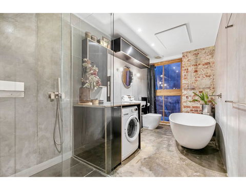 Chic Warehouse Apartment In Hipster, Foodie Hub - Holiday Find 3