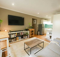 Chic Pet Friendly  500m to the Beach w/ parking - Holiday Find