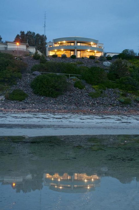 Cliff House Beachfront Villas - Holiday Find 3