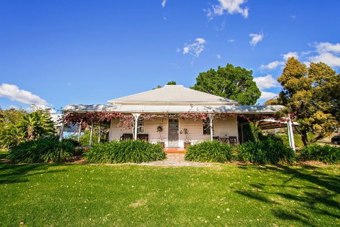 Cockfighters Ghost Vineyard Accommodation - Holiday Find 1