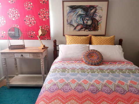 Colourful Creative Artist House Glen Waverley - Holiday Find 2