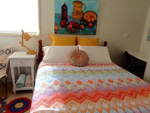 Colourful Creative Artist House Glen Waverley - Holiday Find 0