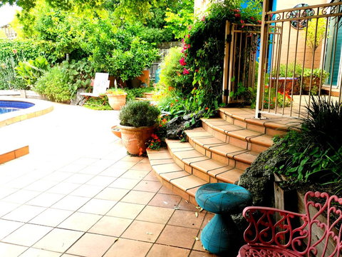 Colourful Creative Artist House Glen Waverley - Holiday Find 1