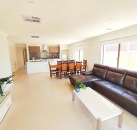 Comfortable 5BR House 6mins to Werribee Station.Great Ocean Road tourist stopover - Holiday Find
