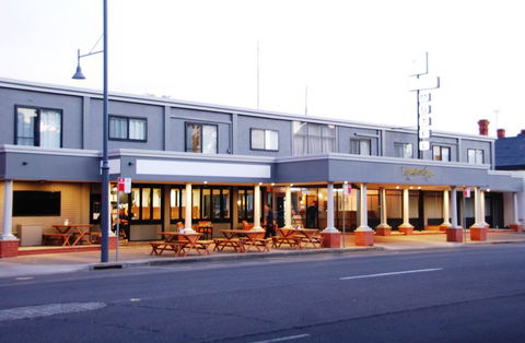 Commodore Motor Inn - Holiday Find 0