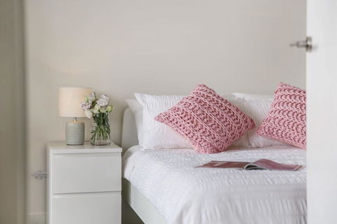 Cosy 3BR Penthouse Close To Westfield And Train - Holiday Find 0