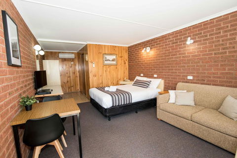 Country Mile Motor Inn - Holiday Find 2