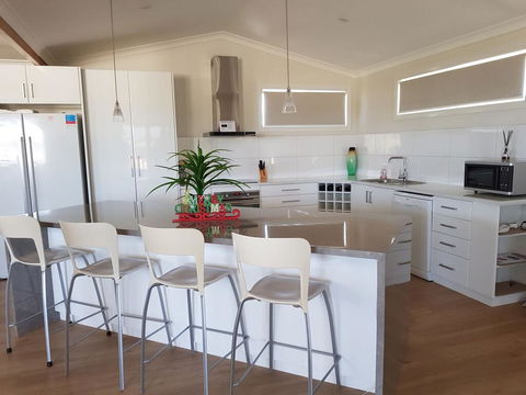 Cozzys Condo Luxury Beach House - Holiday Find 3