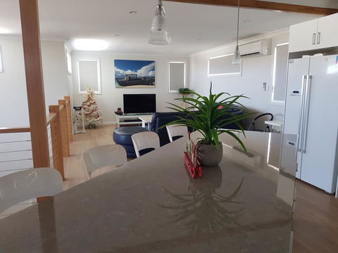 Cozzys Condo Luxury Beach House - Holiday Find 0