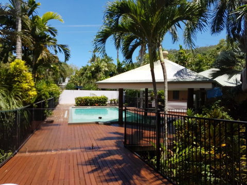 Crazy About Cairns Resort Living - 6 Bedrooms - Holiday Find 1