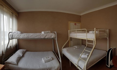 Cringila Hotel - Holiday Find 1