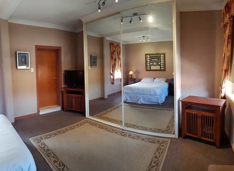 Cringila Hotel - Holiday Find 2