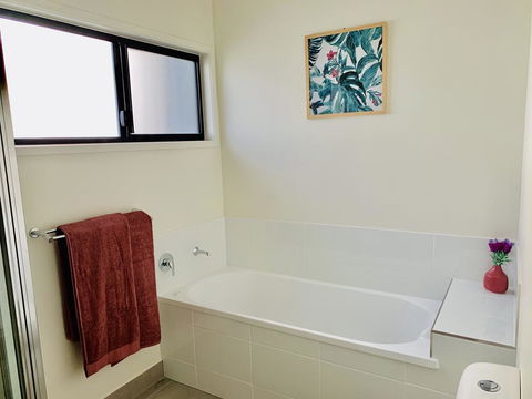DAYDREAMING Airlie Beach, Water Views & Only 200m To Boardwalk. - Holiday Find 3