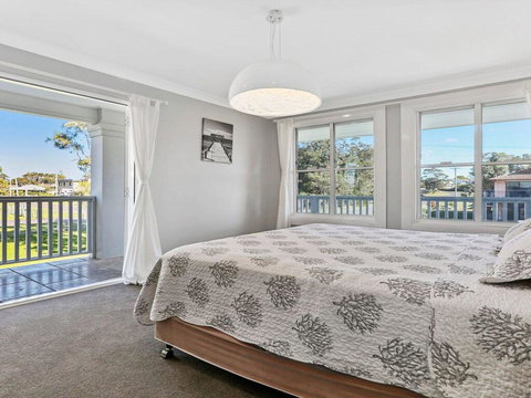 Dayz Dreamin - Pool, Gas Fireplace And Beachfront - Holiday Find 3