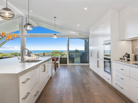 Dayz Dreamin - Pool, Gas Fireplace And Beachfront - Holiday Find 1